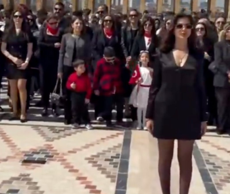 23 Nisan'da Anıtkabir'e mini etekle gelen öğretmen