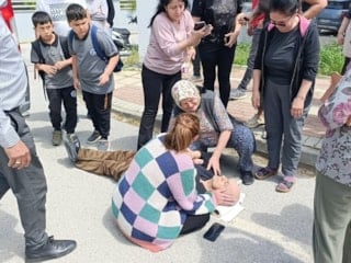 Antalya'da görme engelli eşine servis aracı çarptı: Yaşlı kadın gözyaşlarına boğuldu