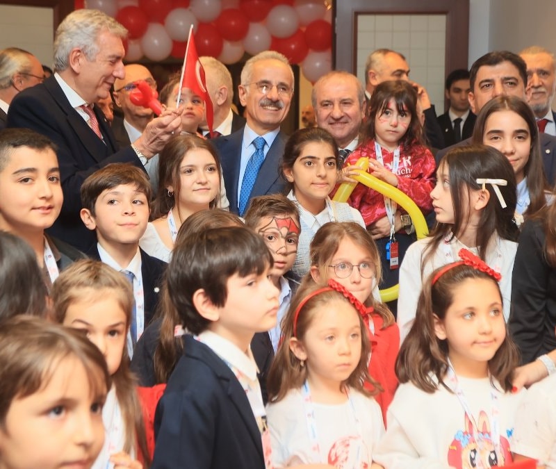 İSO’da 23 Nisan coşkusu: Çocuklar Meclis koltuğunda geleceği konuştu