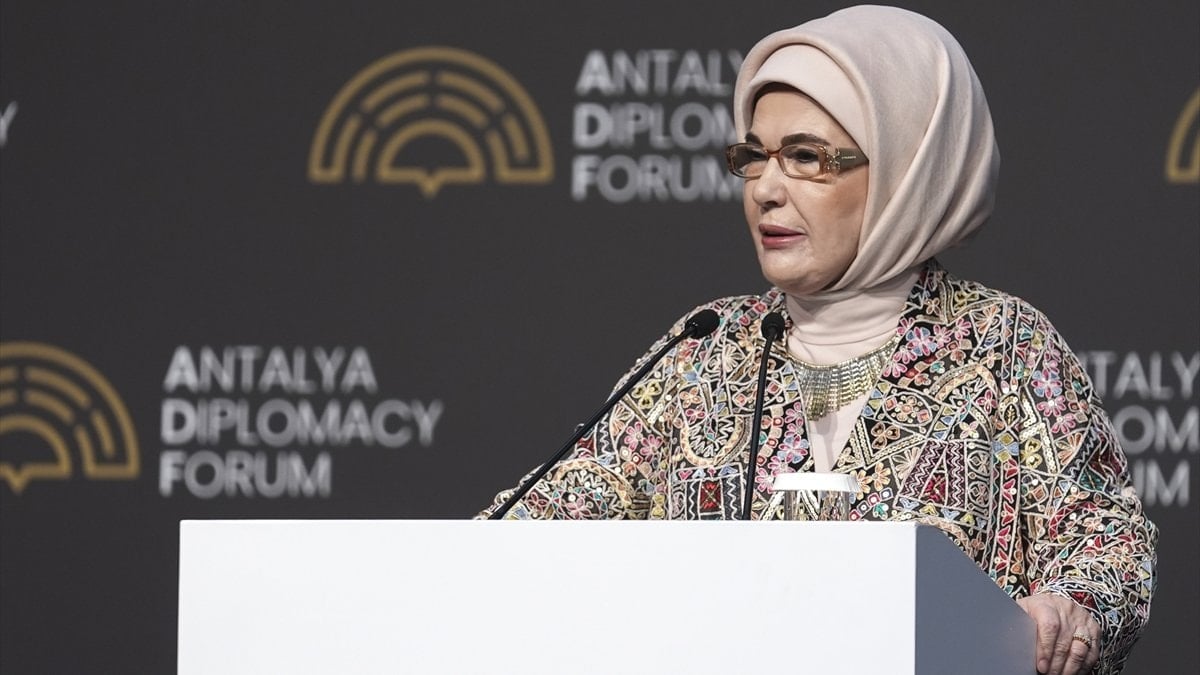 Emine Erdoğan'dan 23 Nisan Ulusal Egemenlik ve Çocuk Bayramı mesajı