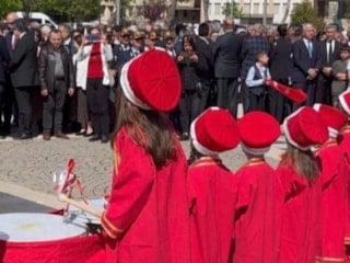 Gaziantep'te 23 Nisan töreninde CHP yönetimi, mehter gösterisine sırtını döndü