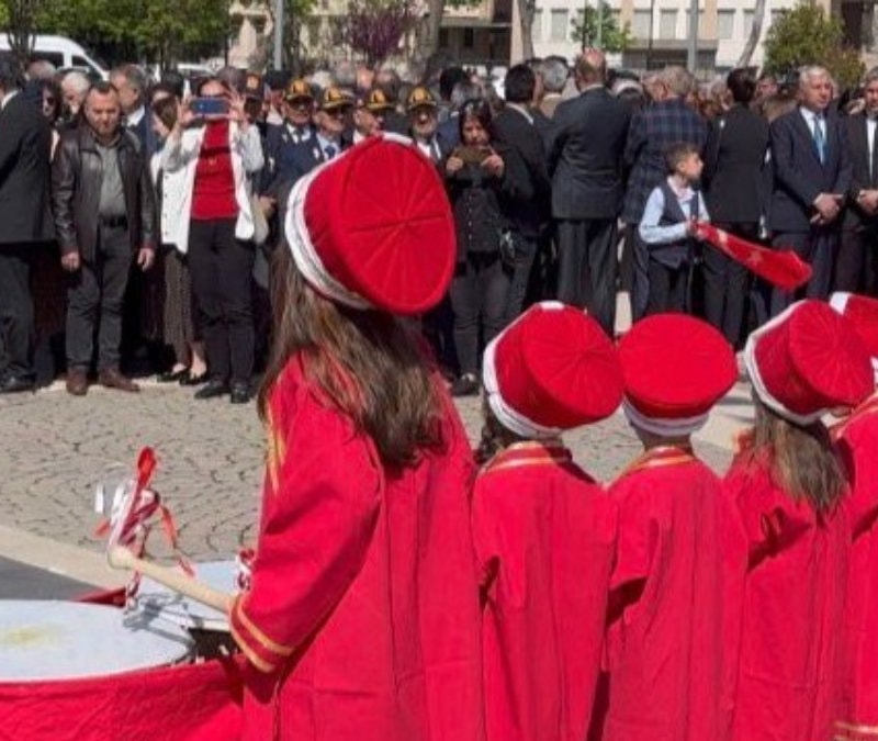 Gaziantep'te 23 Nisan töreninde CHP yönetimi, mehter gösterisine sırtını döndü
