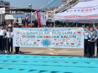 Osmaniye'de miniklerden anlamlı çağrı: Savaşlar dursun, dünya çocuklara kalsın