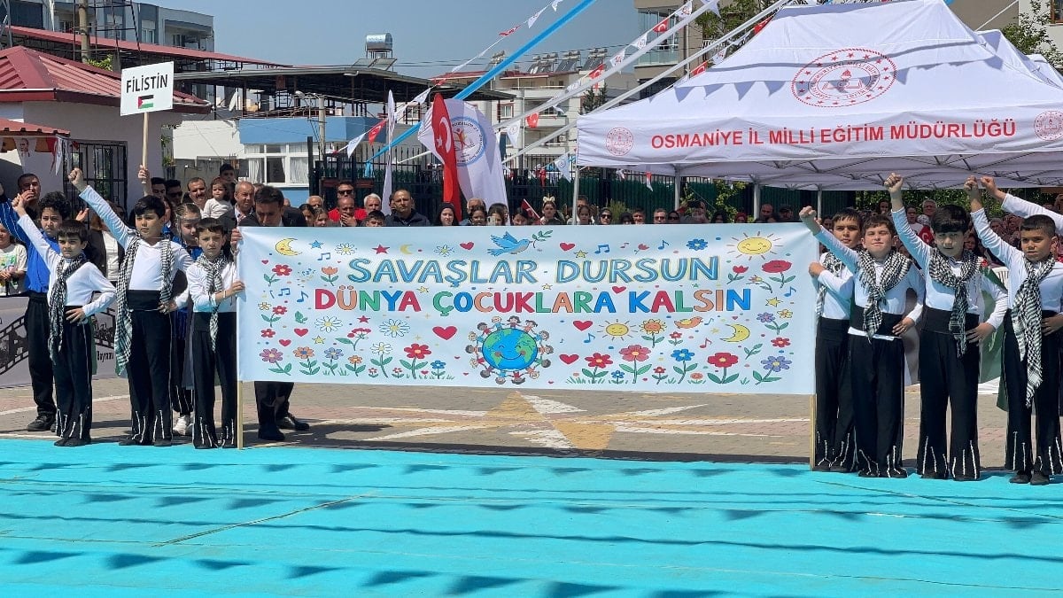 Osmaniye'de miniklerden anlamlı çağrı: Savaşlar dursun, dünya çocuklara kalsın