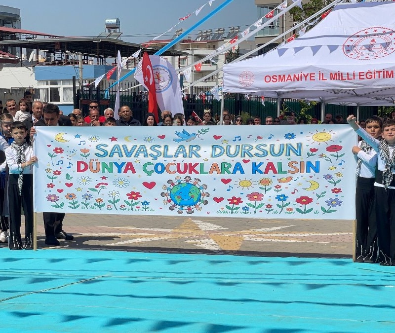 Osmaniye'de miniklerden anlamlı çağrı: Savaşlar dursun, dünya çocuklara kalsın