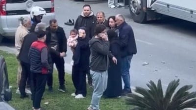 İstanbul'da kavşakta kaza: Kadın yolcu kucağında bebek ile sinir krizi geçirdi