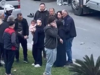 İstanbul'da kavşakta kaza: Kadın yolcu kucağında bebek ile sinir krizi geçirdi