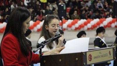 Amasya’da 23 Nisan sahnesinin yıldızı oldu: 13 yaşındaki sunucu profesyonellere taş çıkardı