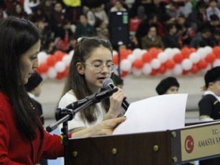 Amasya’da 23 Nisan sahnesinin yıldızı oldu: 13 yaşındaki sunucu profesyonellere taş çıkardı