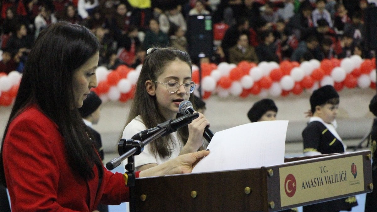 Amasya’da 23 Nisan sahnesinin yıldızı oldu: 13 yaşındaki sunucu profesyonellere taş çıkardı