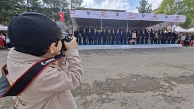 23 Nisan’ın minik muhabiri: 6 yaşındaki İbrahim Efe objektifiyle ilgi odağı oldu