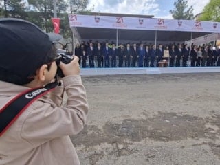 23 Nisan’ın minik muhabiri: 6 yaşındaki İbrahim Efe objektifiyle ilgi odağı oldu