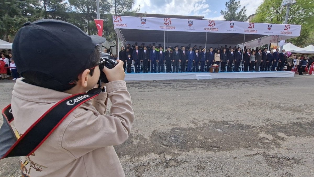 23 Nisan’ın minik muhabiri: 6 yaşındaki İbrahim Efe objektifiyle ilgi odağı oldu