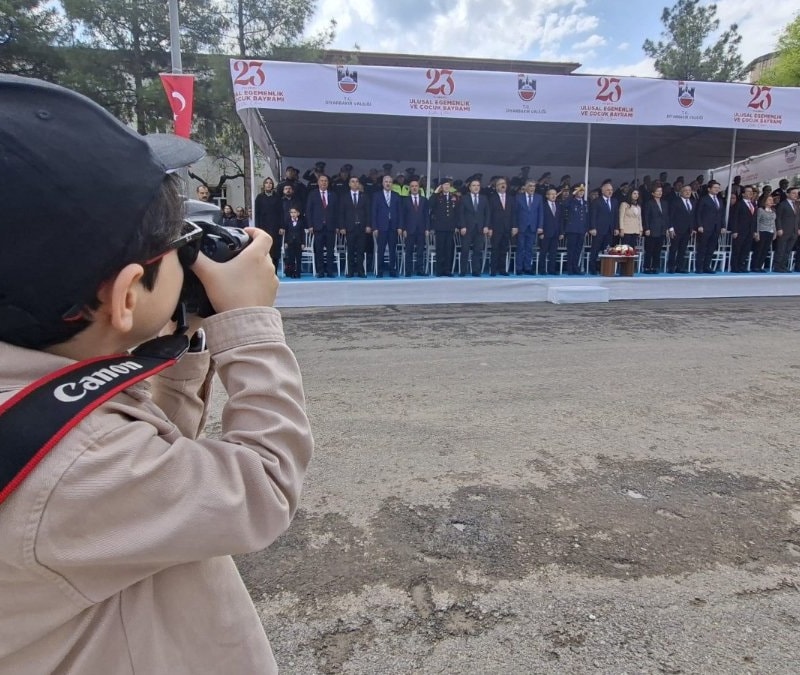 23 Nisan’ın minik muhabiri: 6 yaşındaki İbrahim Efe objektifiyle ilgi odağı oldu