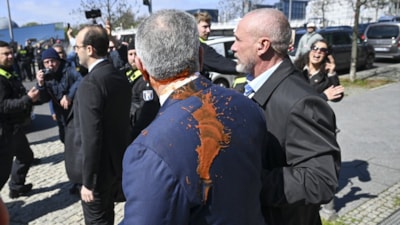 Almanya'da İran'ın devrik Şah'ının oğlu Pehlevi'ye kırmızı sıvı atıldı