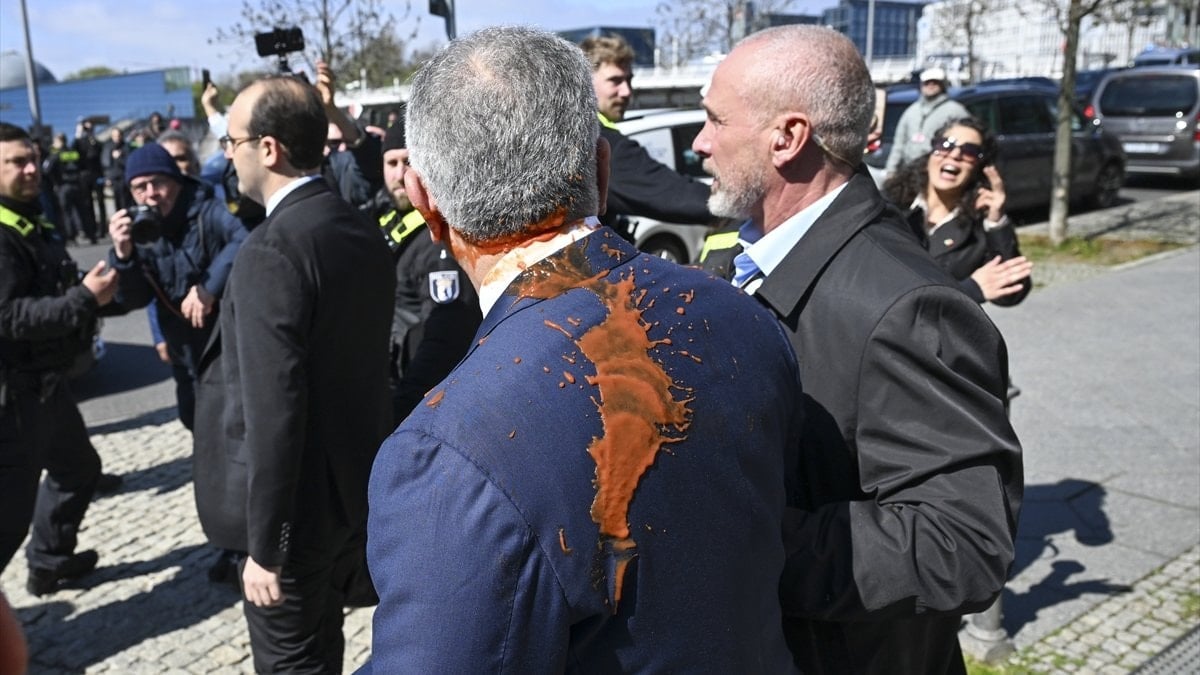 Almanya'da İran'ın devrik Şah'ının oğlu Pehlevi'ye kırmızı sıvı atıldı