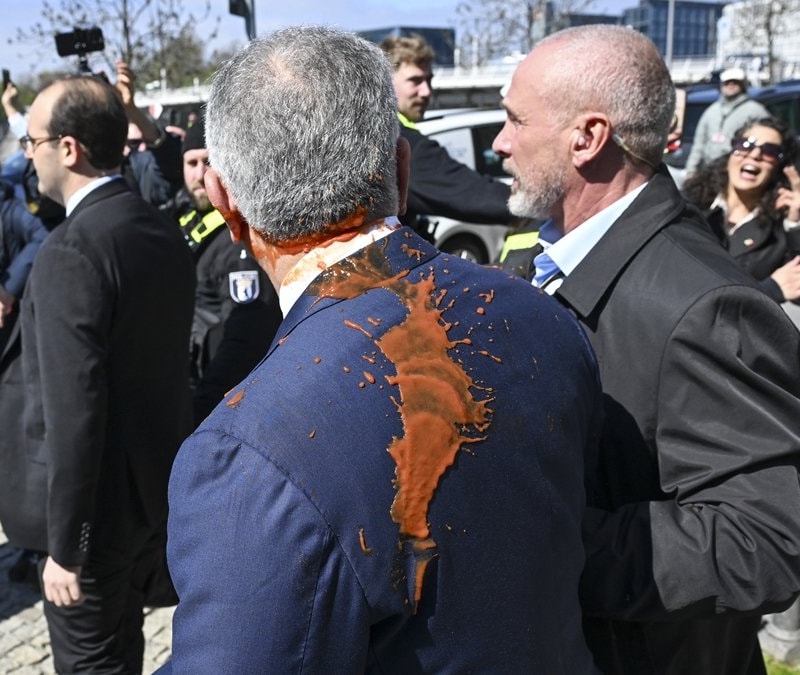 Almanya'da İran'ın devrik Şah'ının oğlu Pehlevi'ye kırmızı sıvı atıldı