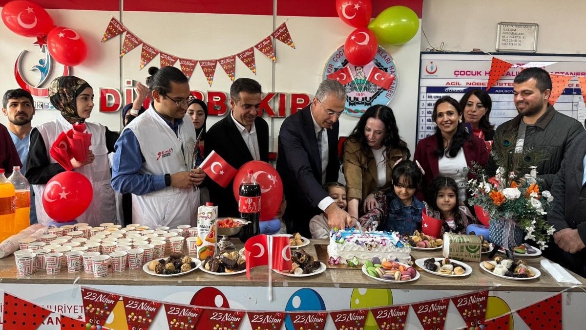 Diyarbakır'da minik hastalara 23 Nisan sürprizi