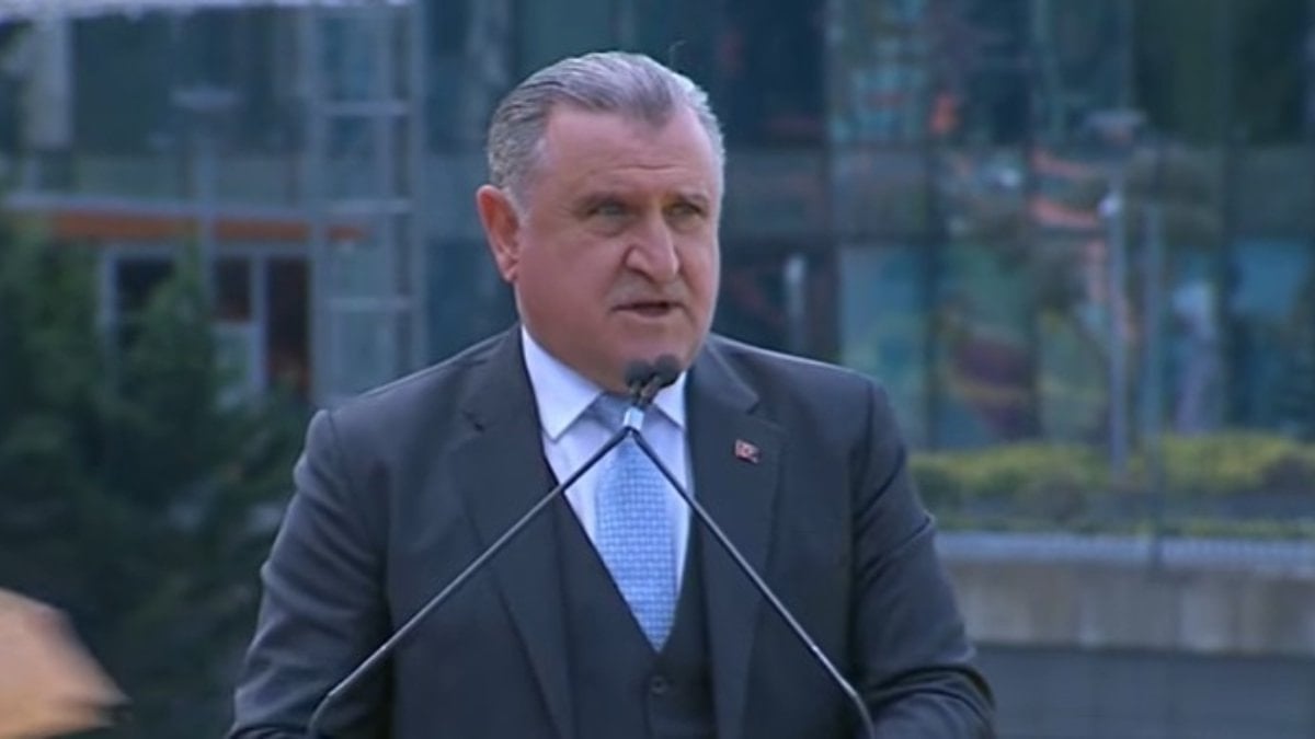 Gençlik ve Spor Bakanı Osman Aşkın Bak: Galatasaray daha büyük başarılara ulaşacak