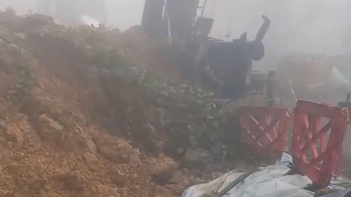 Giresun'da heyelan paniği: Sondaj makinesi toprak altında kaldı