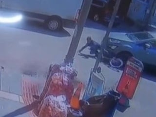 Batman'da bisikletiyle otomobilin altına giren çocuk metrelerce sürüklendi