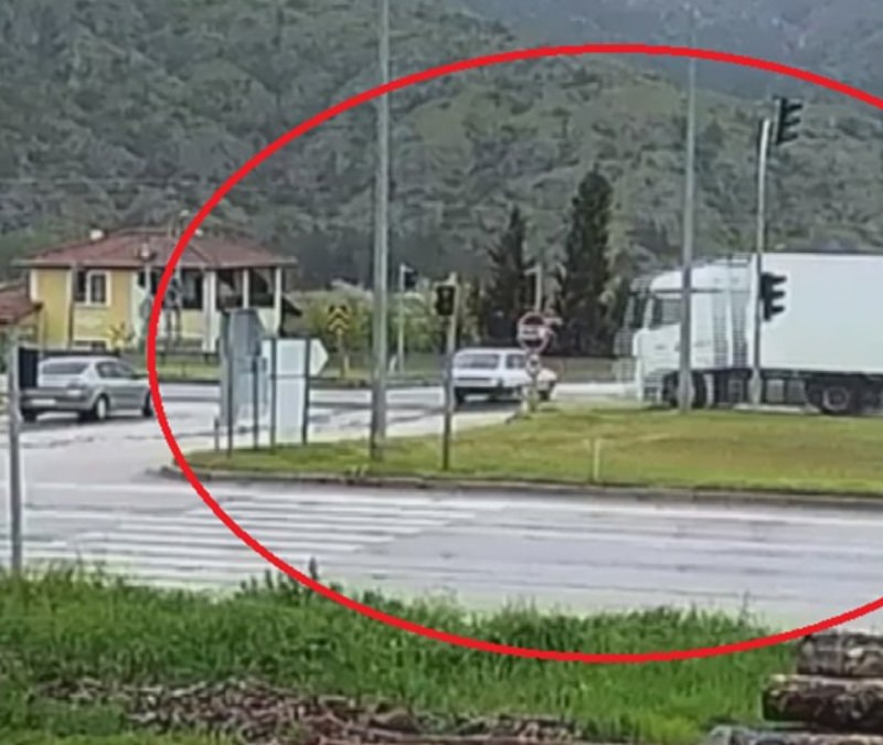 Amasya'da tırla çarpışan otomobilden fırlayan 10 aylık bebek öldü