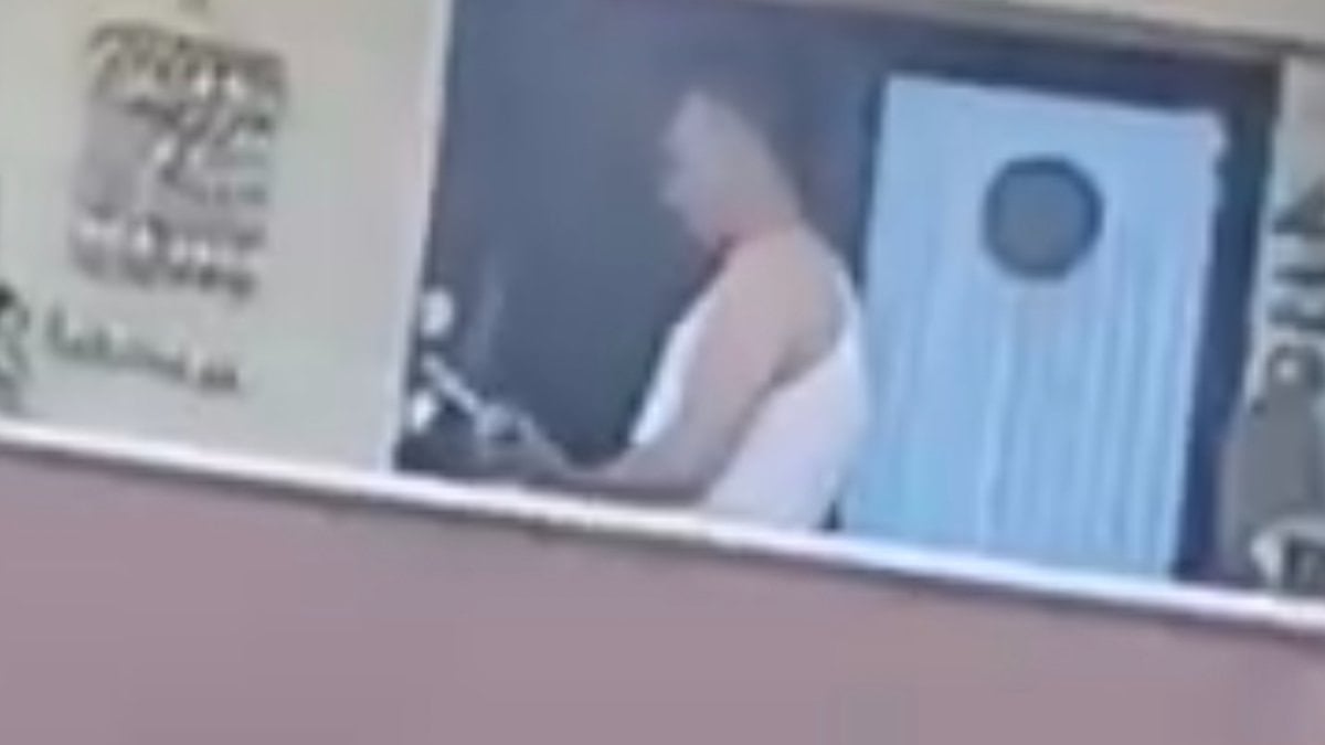 İstanbul'da balkonda mermi dolduran şüpheli yakalandı: Silahı ruhsatsız çıktı