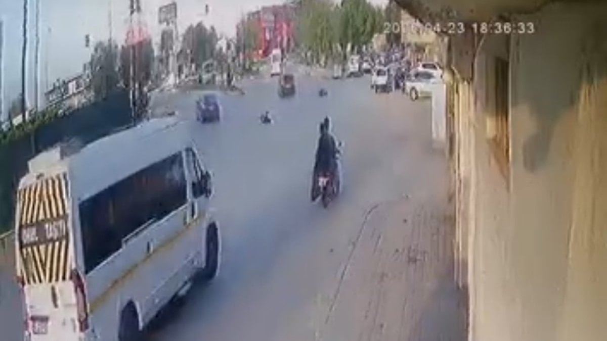 Adana'da otomobilin çarptığı elektrikli bisiklet ikiye bölündü: Sürücüsü havada takla attı