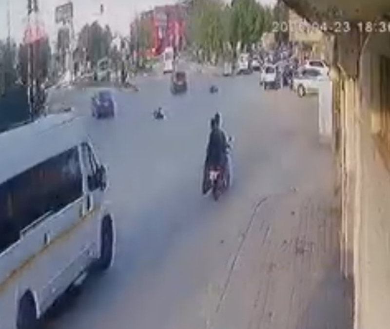 Adana'da otomobilin çarptığı elektrikli bisiklet ikiye bölündü: Sürücüsü havada takla attı