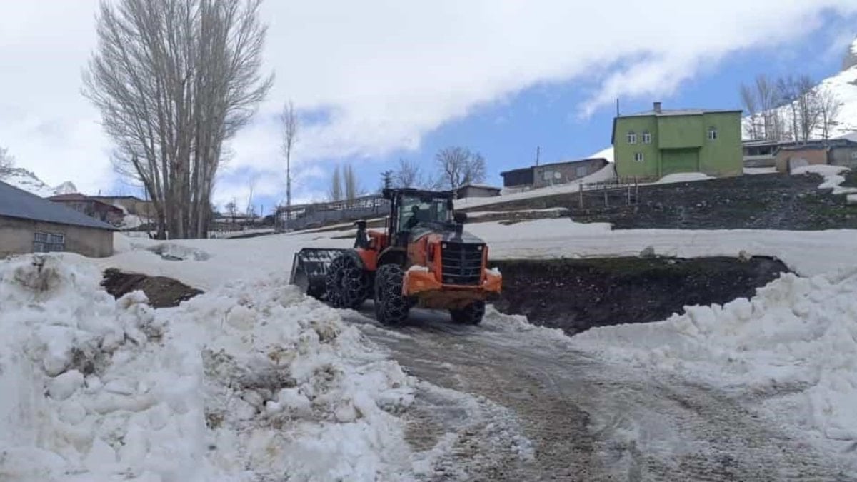 Nisan sonunda kar mesaisi: Şırnak’ta 3 bin rakımda zorlu yol açma çalışması