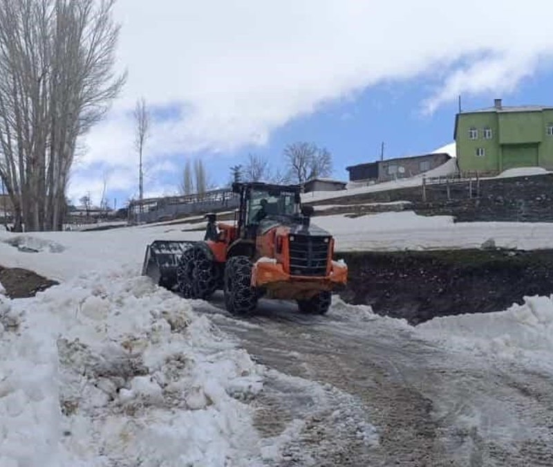 Nisan sonunda kar mesaisi: Şırnak’ta 3 bin rakımda zorlu yol açma çalışması