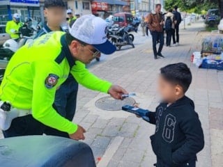 Adana’da trafik denetimi: Kuralsız sürücüye ceza, çocuğa anlamlı jest