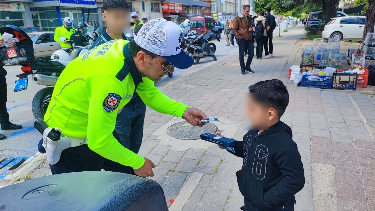 Adana’da trafik denetimi: Kuralsız sürücüye ceza, çocuğa anlamlı jest
