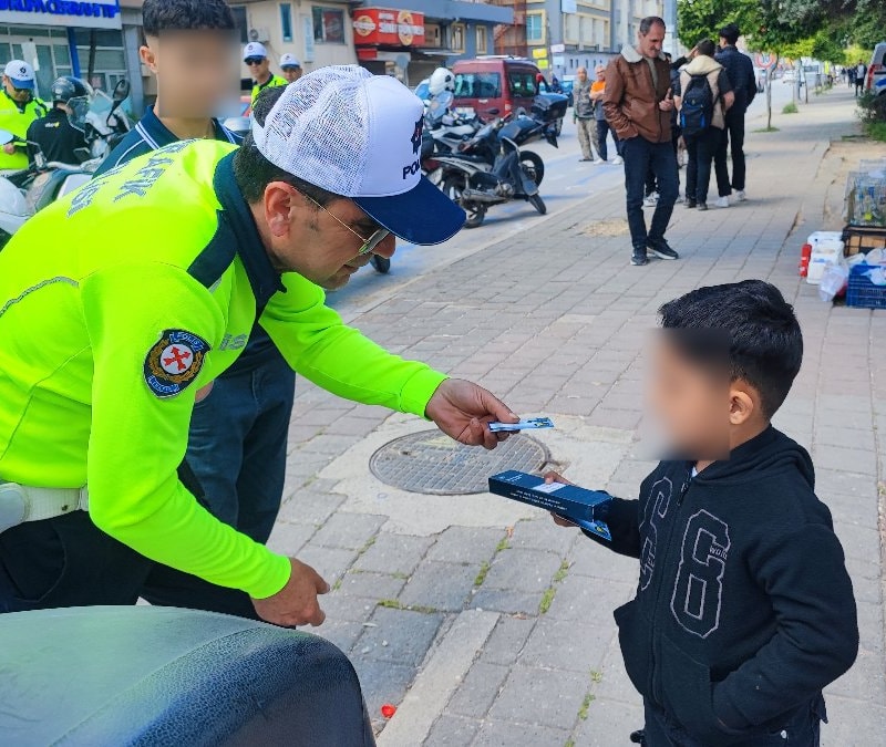 Adana’da trafik denetimi: Kuralsız sürücüye ceza, çocuğa anlamlı jest