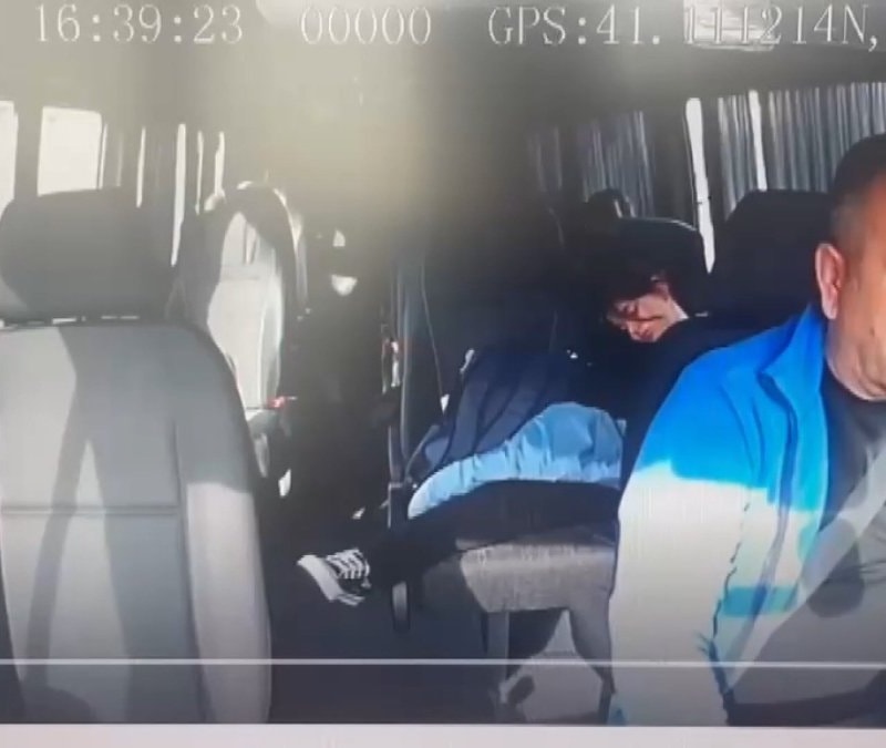 İstanbul'da okul servisi ile kamyonet çarpıştı: Emniyet kemerini takmayan öğrenci koridora düştü