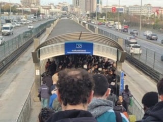 Metrobüs duraklarında yaşanan yoğunluk vatandaşları isyan ettirdi
