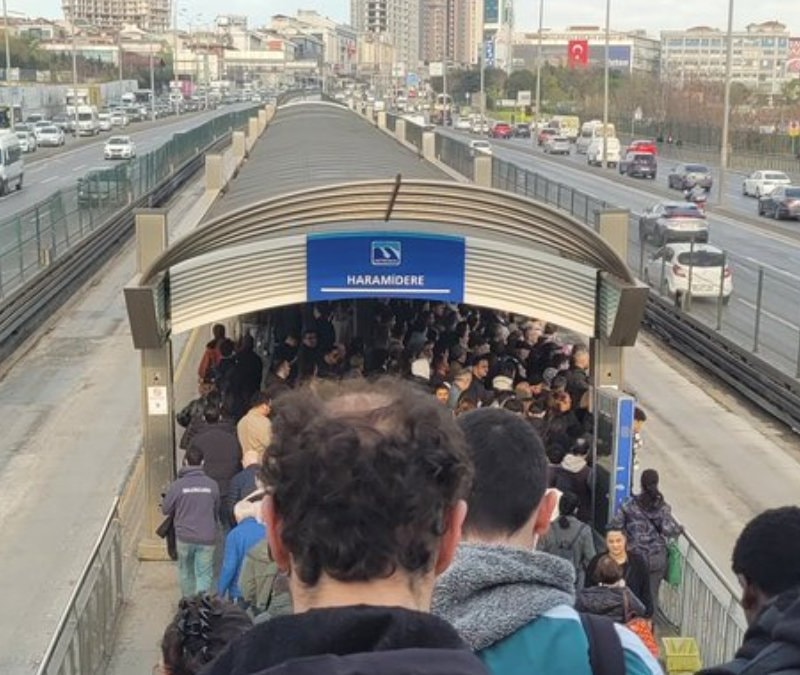 Metrobüs duraklarında yaşanan yoğunluk vatandaşları isyan ettirdi