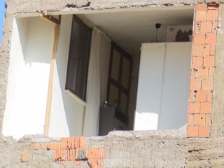 Diyarbakır’da yıkım sırasında şaşırtan gerçek: Komşu binanın odalarında duvarlar eksik çıktı