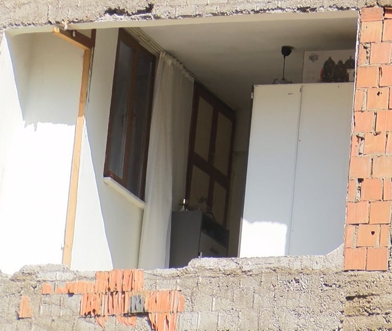 Diyarbakır’da yıkım sırasında şaşırtan gerçek: Komşu binanın odalarında duvarlar eksik çıktı