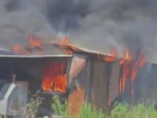 Hatay'da 2 konteyner alevlere teslim oldu