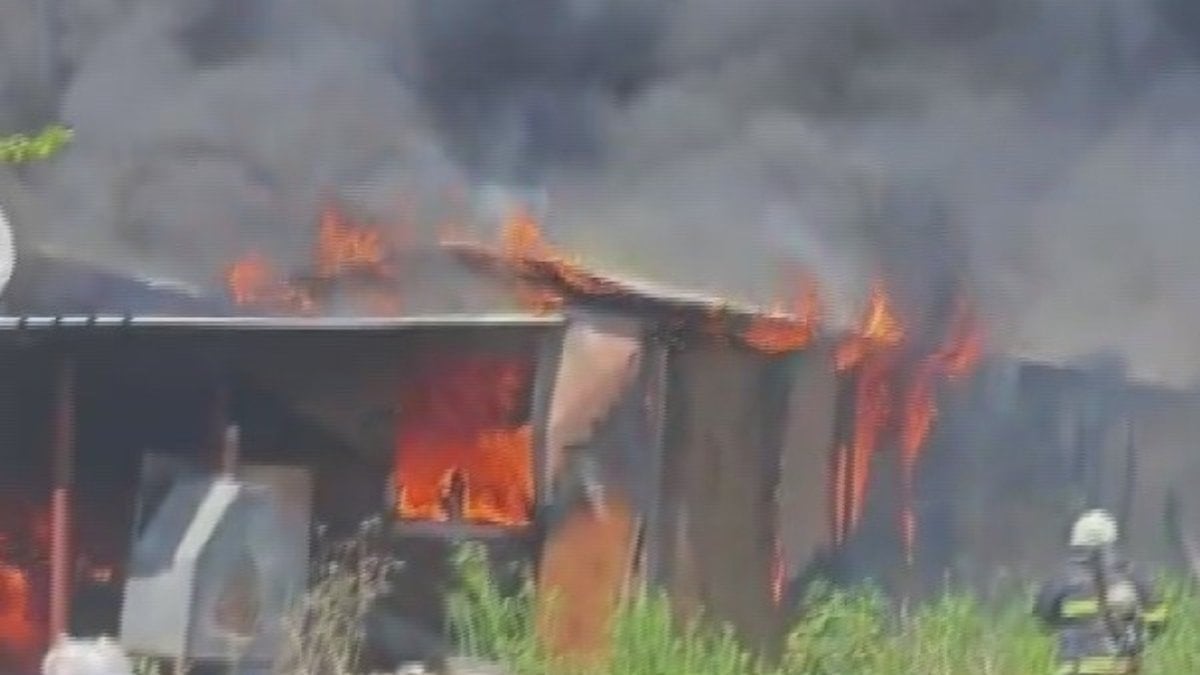 Hatay'da 2 konteyner alevlere teslim oldu