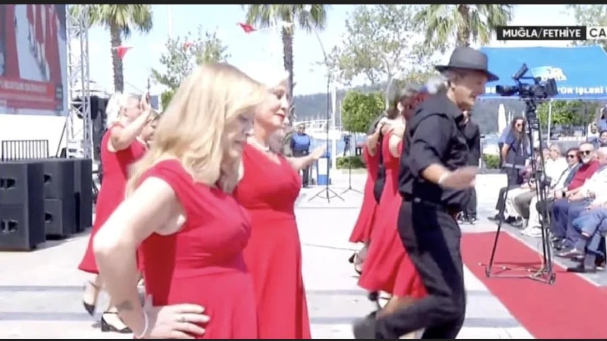 Mehtere sırt çeviren CHP'nin sirtaki gösterileri