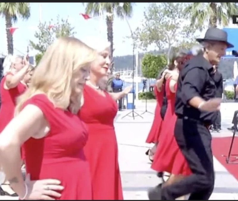 Mehtere sırt çeviren CHP'nin sirtaki gösterileri