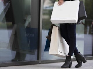 Yerli turistler giyecek ve hediyelik eşyaya 100 milyar liradan fazla harcadı