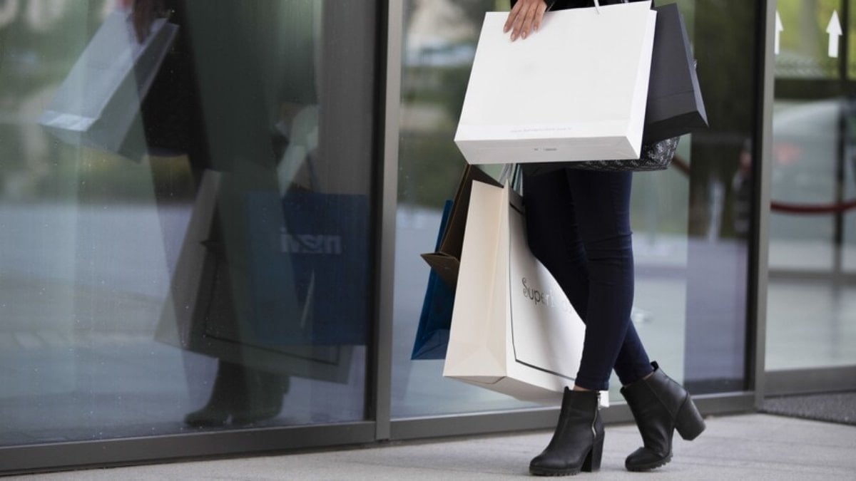 Yerli turistler giyecek ve hediyelik eşyaya 100 milyar liradan fazla harcadı