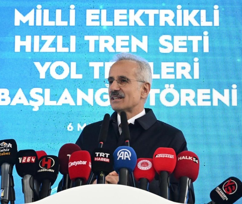 Abdulkadir Uraloğlu: Türkiye'nin ilk hızlı treni saatte 225 kilometre hıza ulaştı