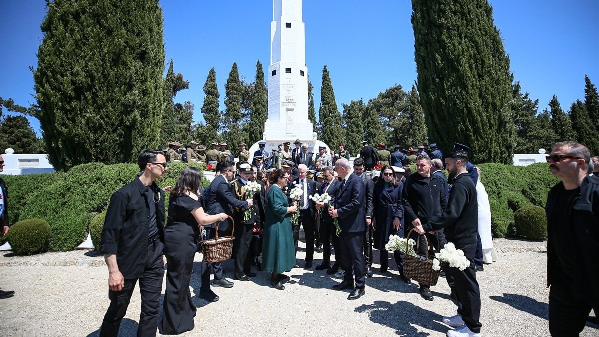 Çanakkale Kara Savaşları’nın 111. yılında Fransız Askeri Mezarlığı’nda anma töreni