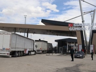 Türkiye’den İran’a tıbbi yardım köprüsü: 6 tır sınırı geçti