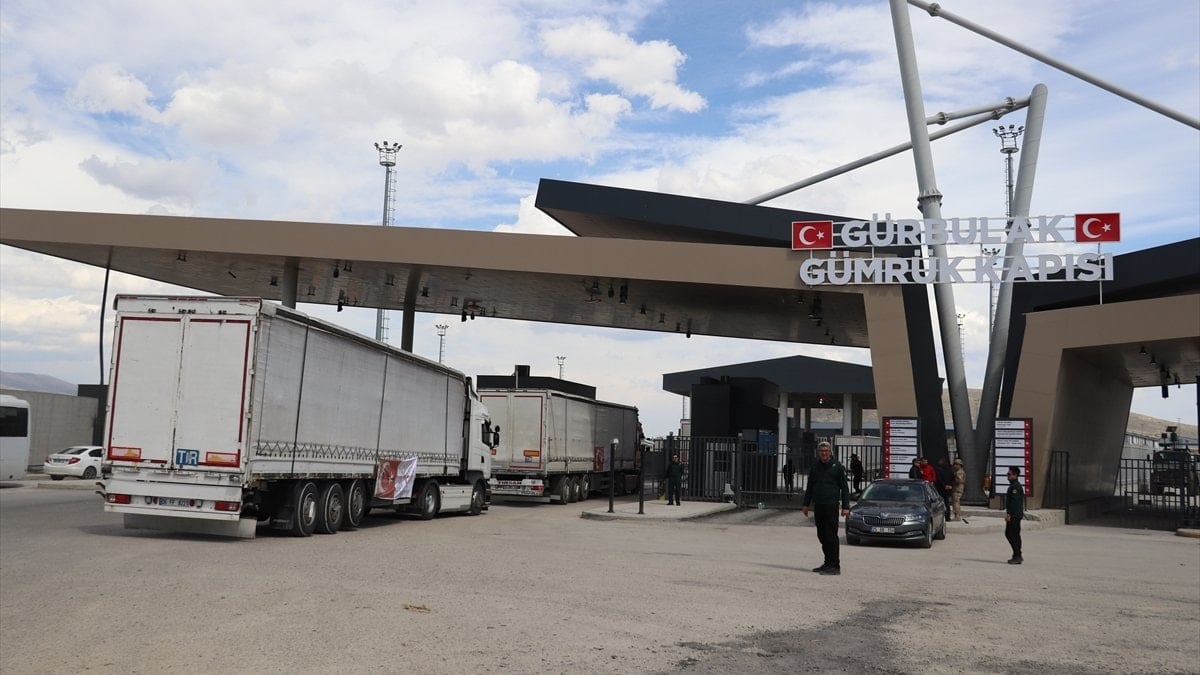 Türkiye’den İran’a tıbbi yardım köprüsü: 6 tır sınırı geçti