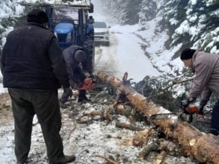 Bolu’da karla kapanan yayla yollarını köylüler açtı